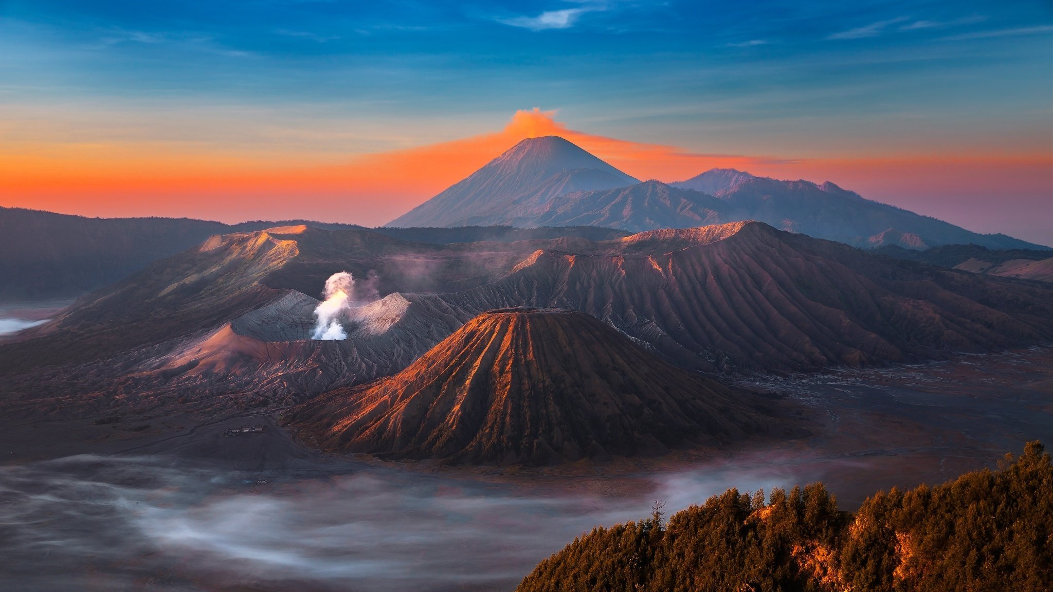 Страна острова вулканы. Гора Бромо Индонезия. Вулкан Бромо, Индонезия, острова Ява. Гора Бромо Индонезия закат. Ява Бромо вулканы.