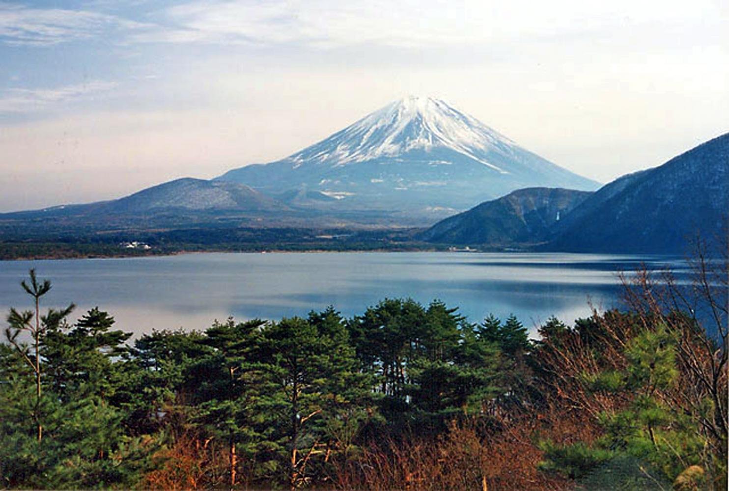 Фудзияма нагаева. Фудзияма Япония. Гора Фудзияма в Японии. Озеро Мотосу гора Фудзияма Япония. Остров Хонсю Япония.