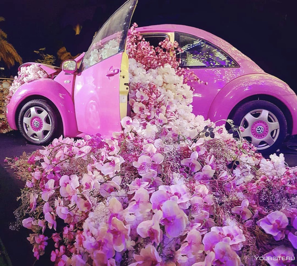 Машина в цветах