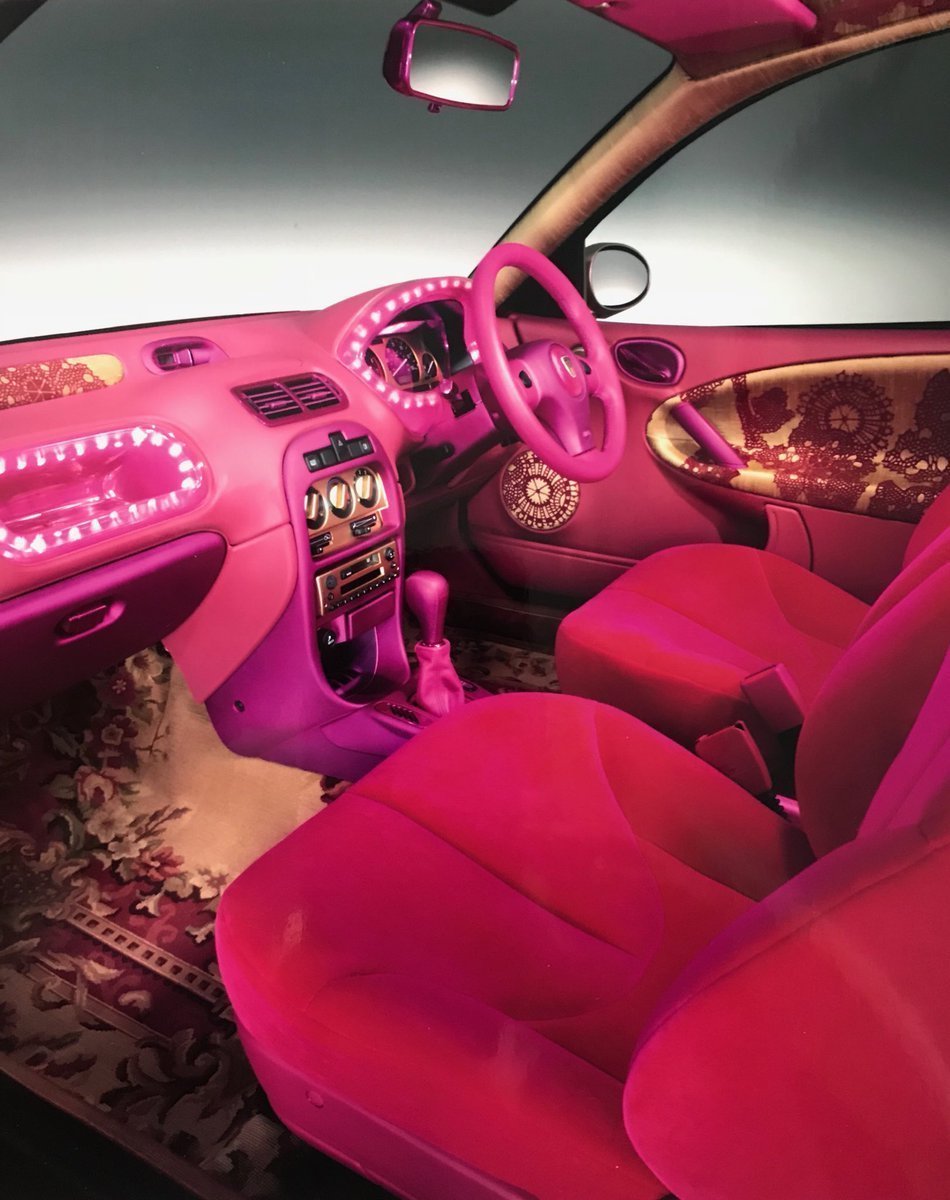 Розовый салон машины