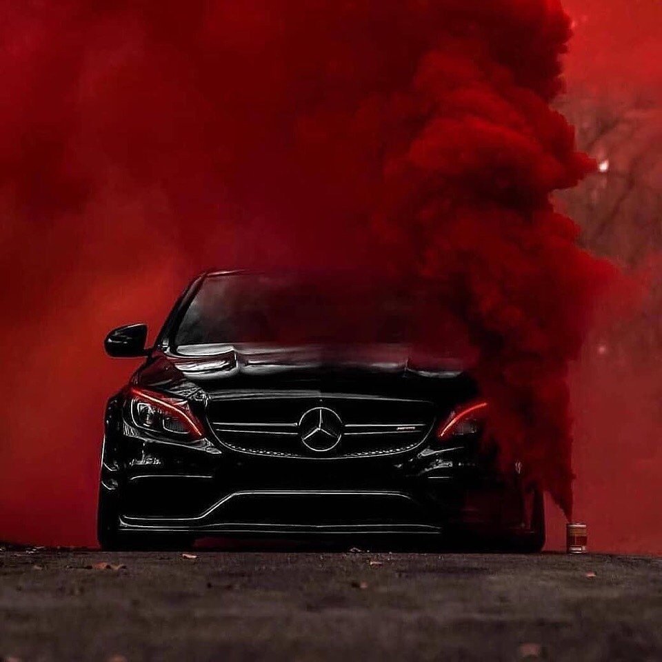 Чёрный Мерседес s63 AMG дрифт