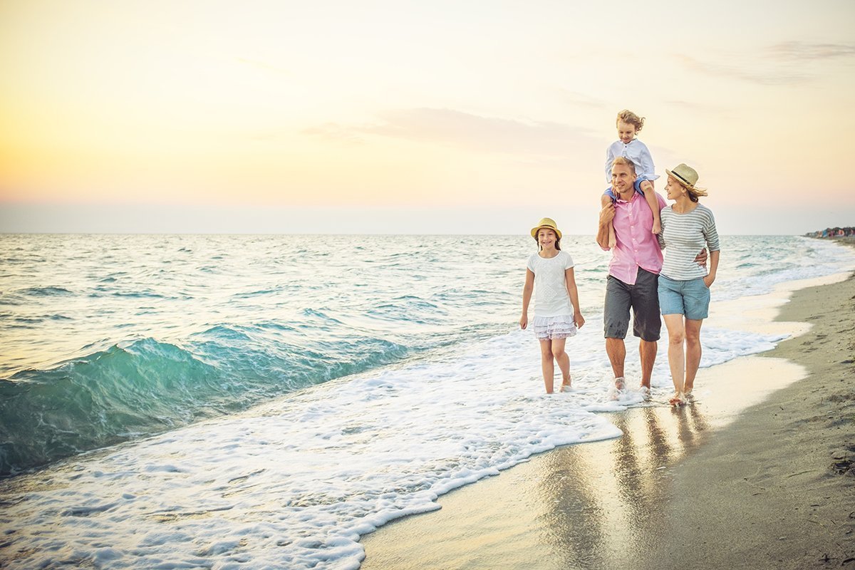 Мама папа на пляже. Семья на море. Счастливая семья на море. Семья на пляже. Радостная семья на море.