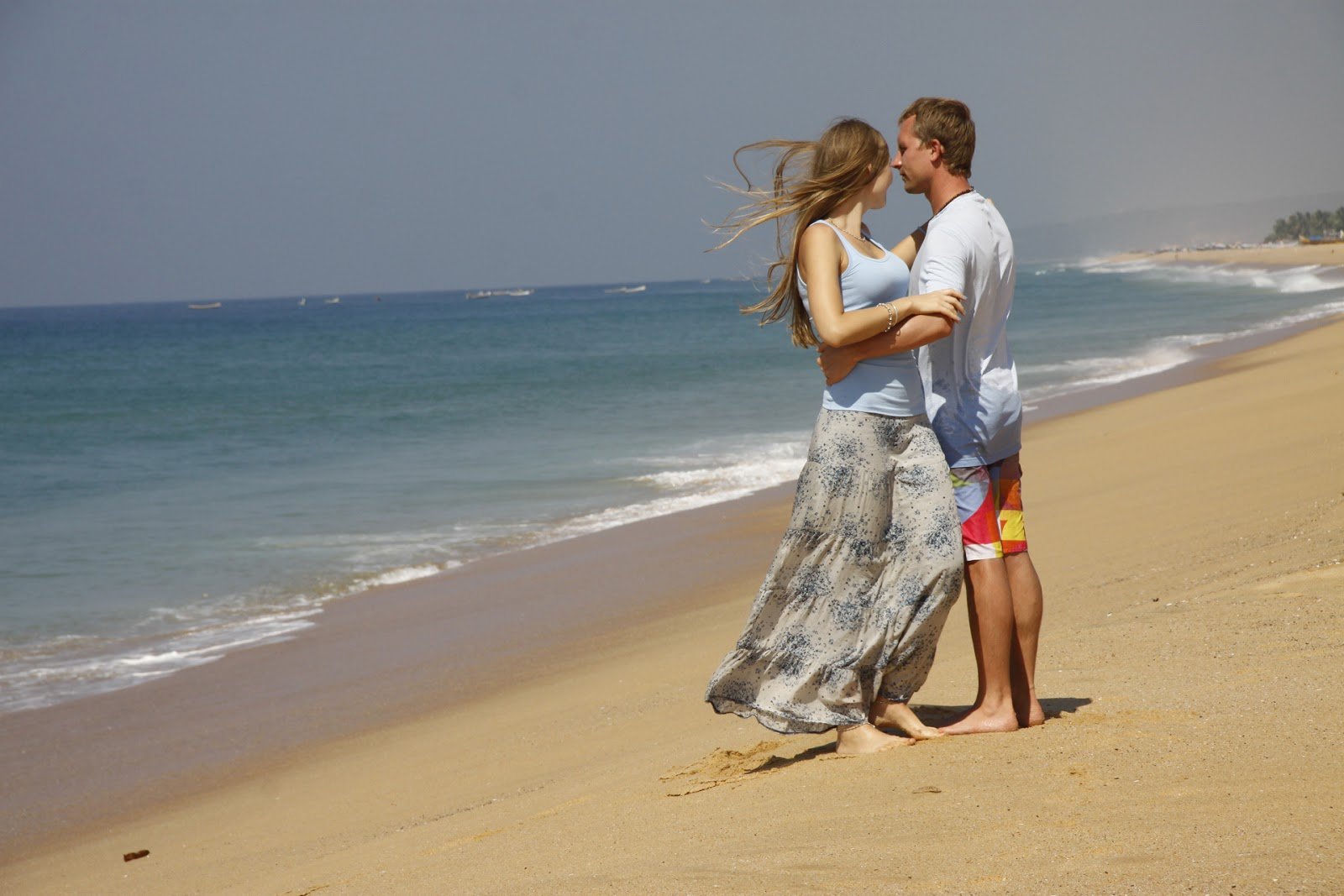 Страстные пляжи. Влюбленные пары на море. Влюбленные на берегу моря. Мужчина и женщина на море. Парень с девушкой на море.