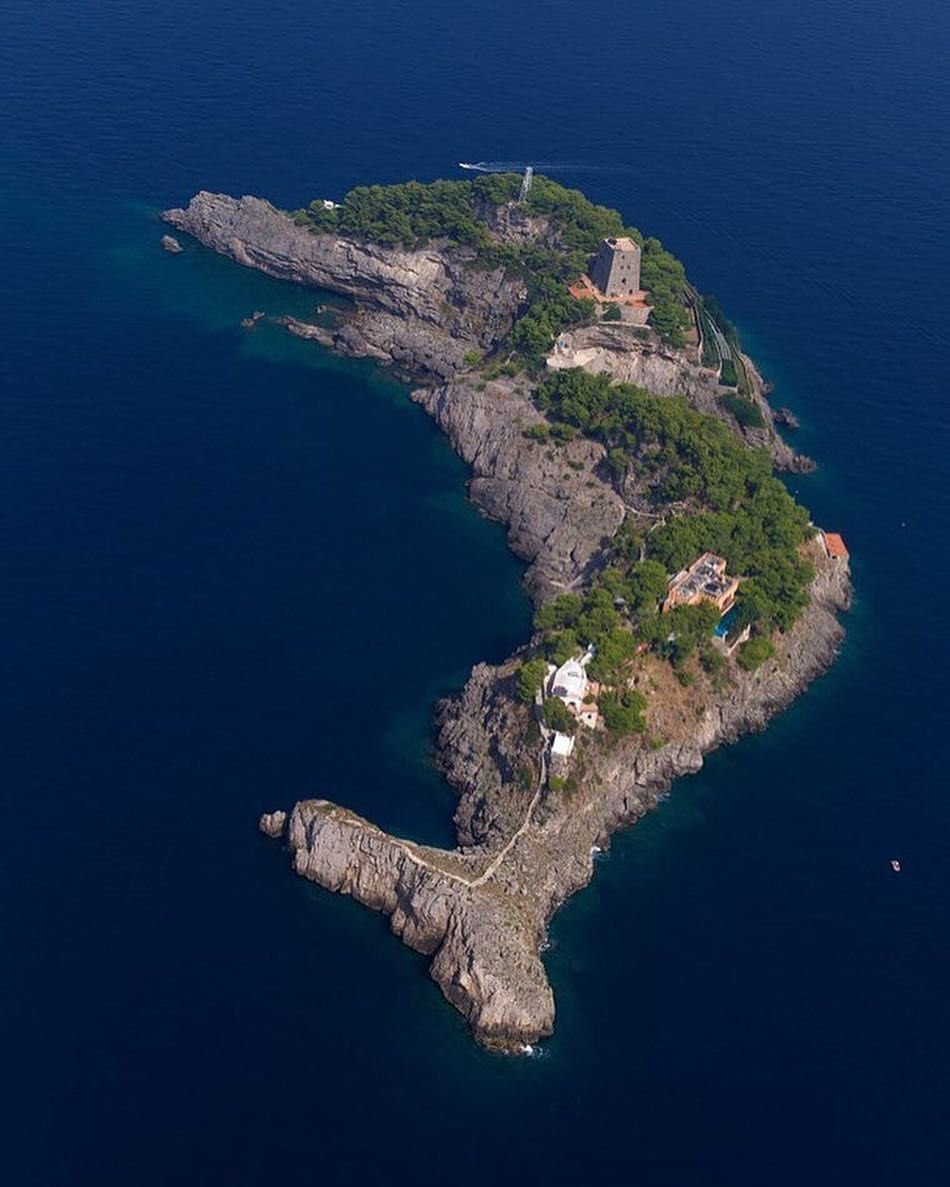 Остров-Дельфин, побережье Амальфи, Италия