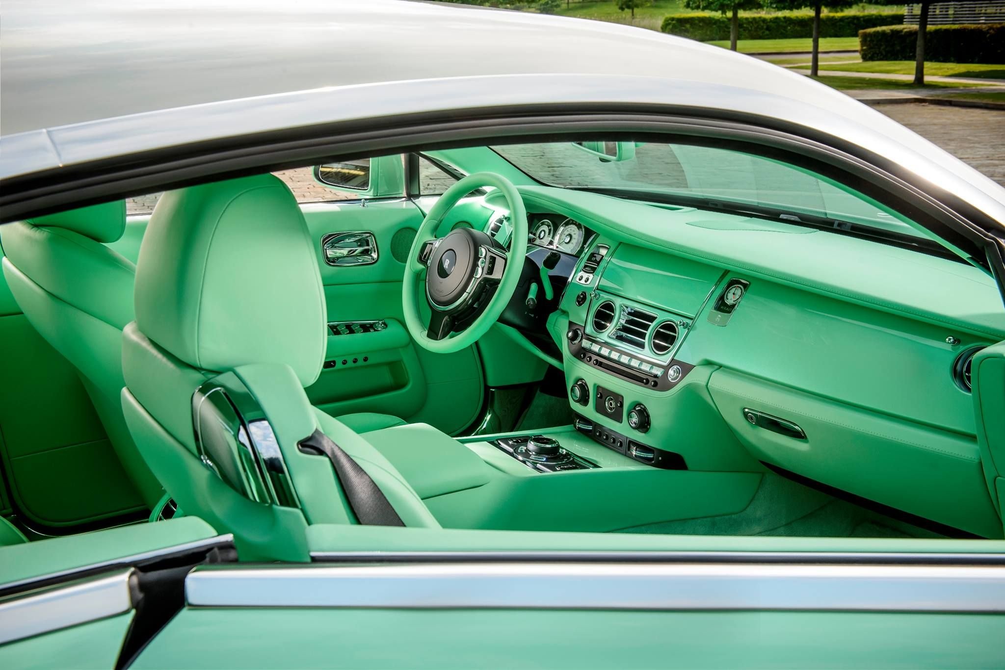 Машины мни. Rolls-Royce Wraith зеленый. Мятный Роллс Ройс. Роллс Ройс фисташковый. Rolls-Royce Wraith лайм.