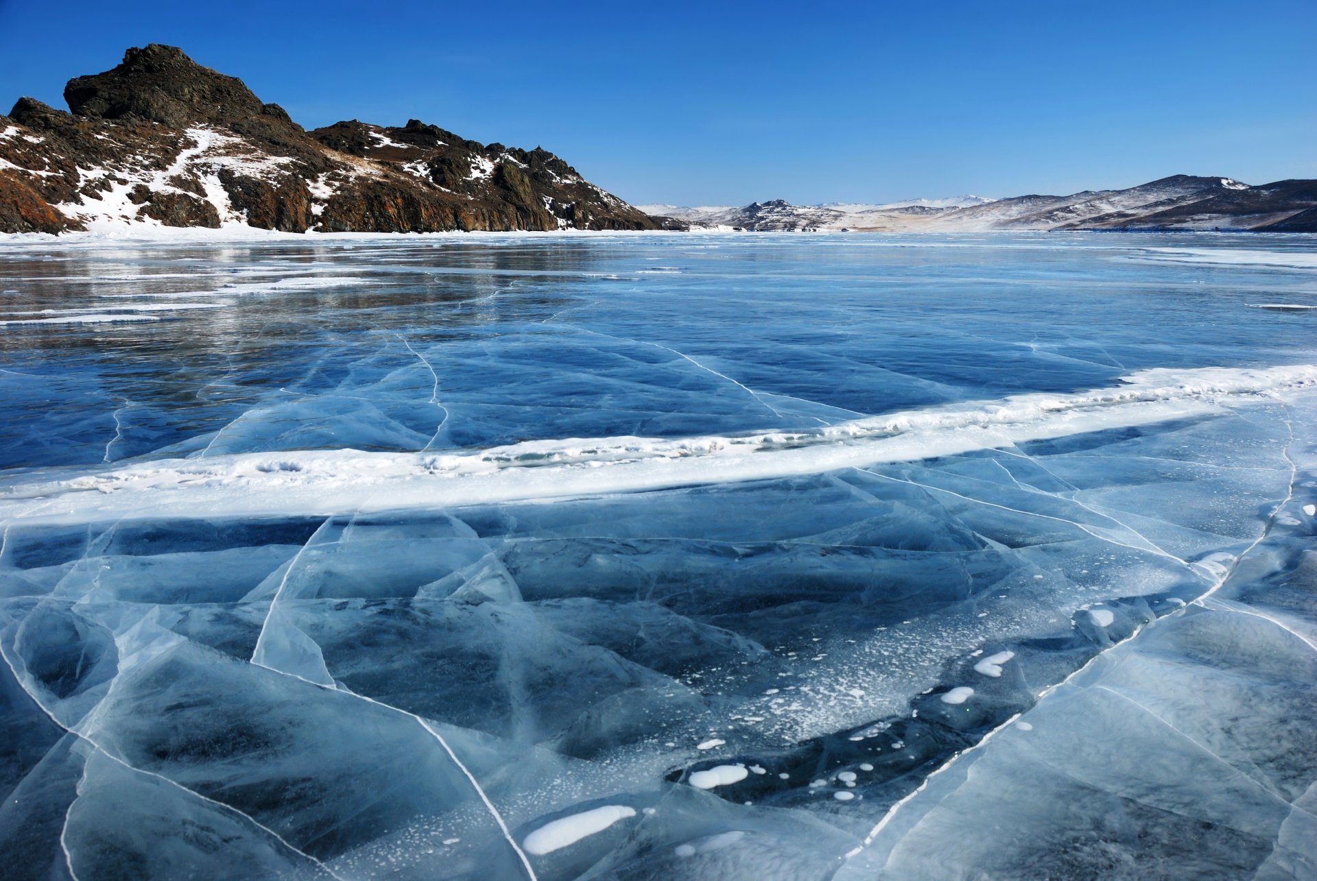 Ледовая река. Зимний Байкал Горячинск. Горячинск Байкал зимой. Озеро Байкал лед. Baikal замерзшее озеро.