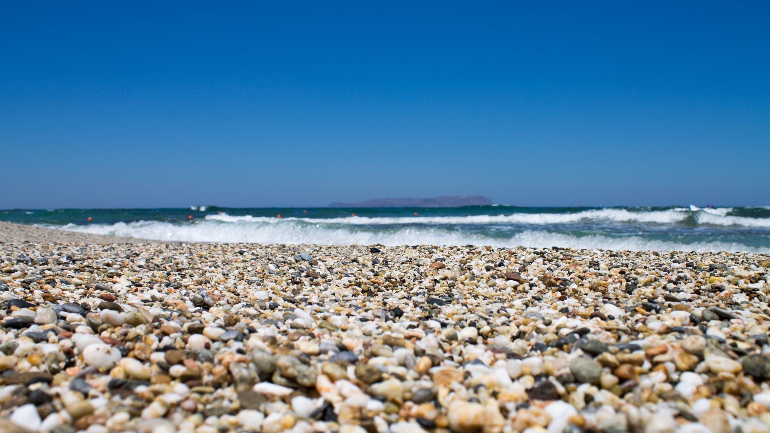 Песчано галечный пляж в Сочи. Галечный пляж Адлер. Мелкогалечный пляж Сочи. Галечный пляж в Евпатории. Море летом 2021