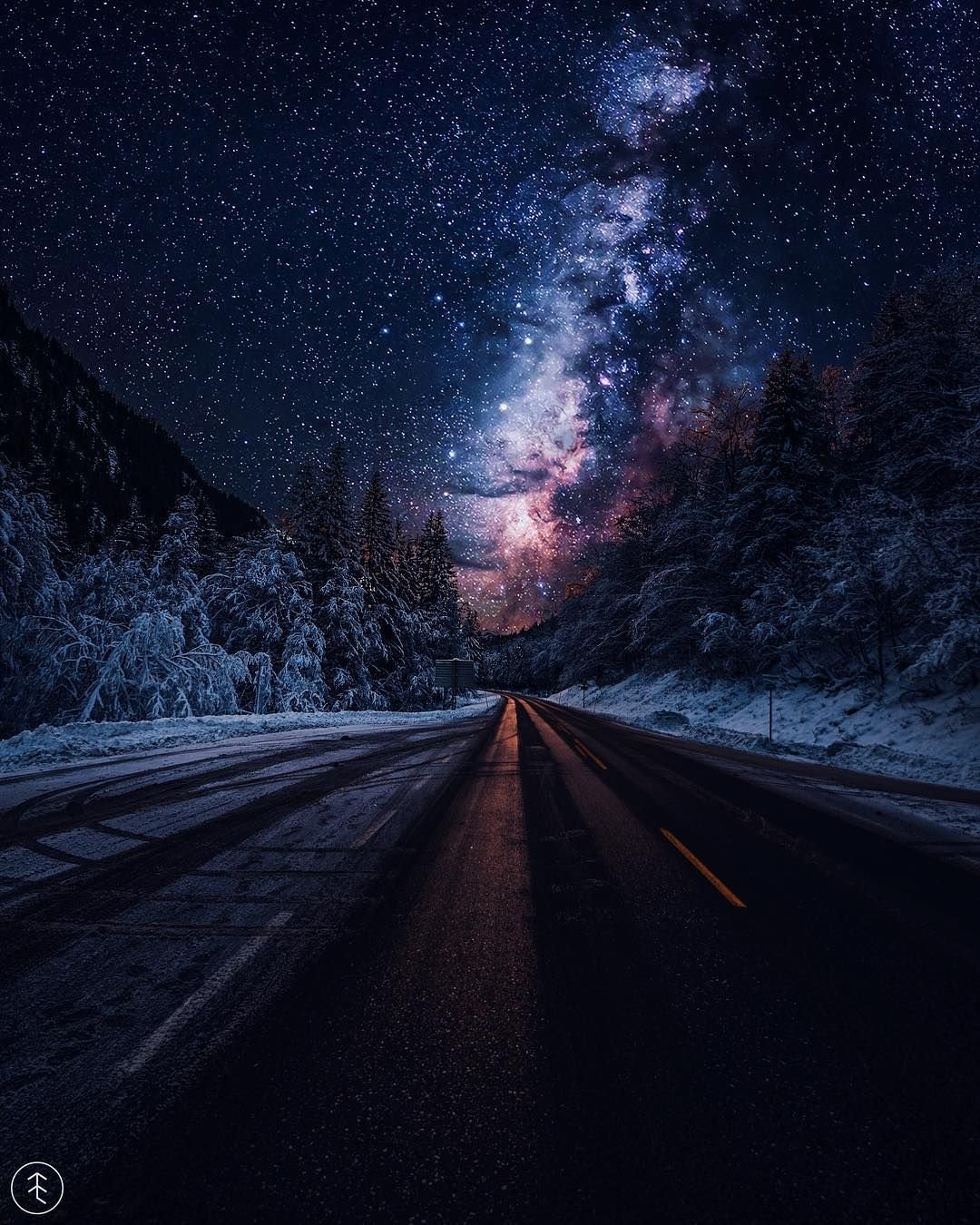 Заставка на телефон ночь. Ночная дорога. Дорога к звездам. Снежная дорога ночью. Зима ночь.