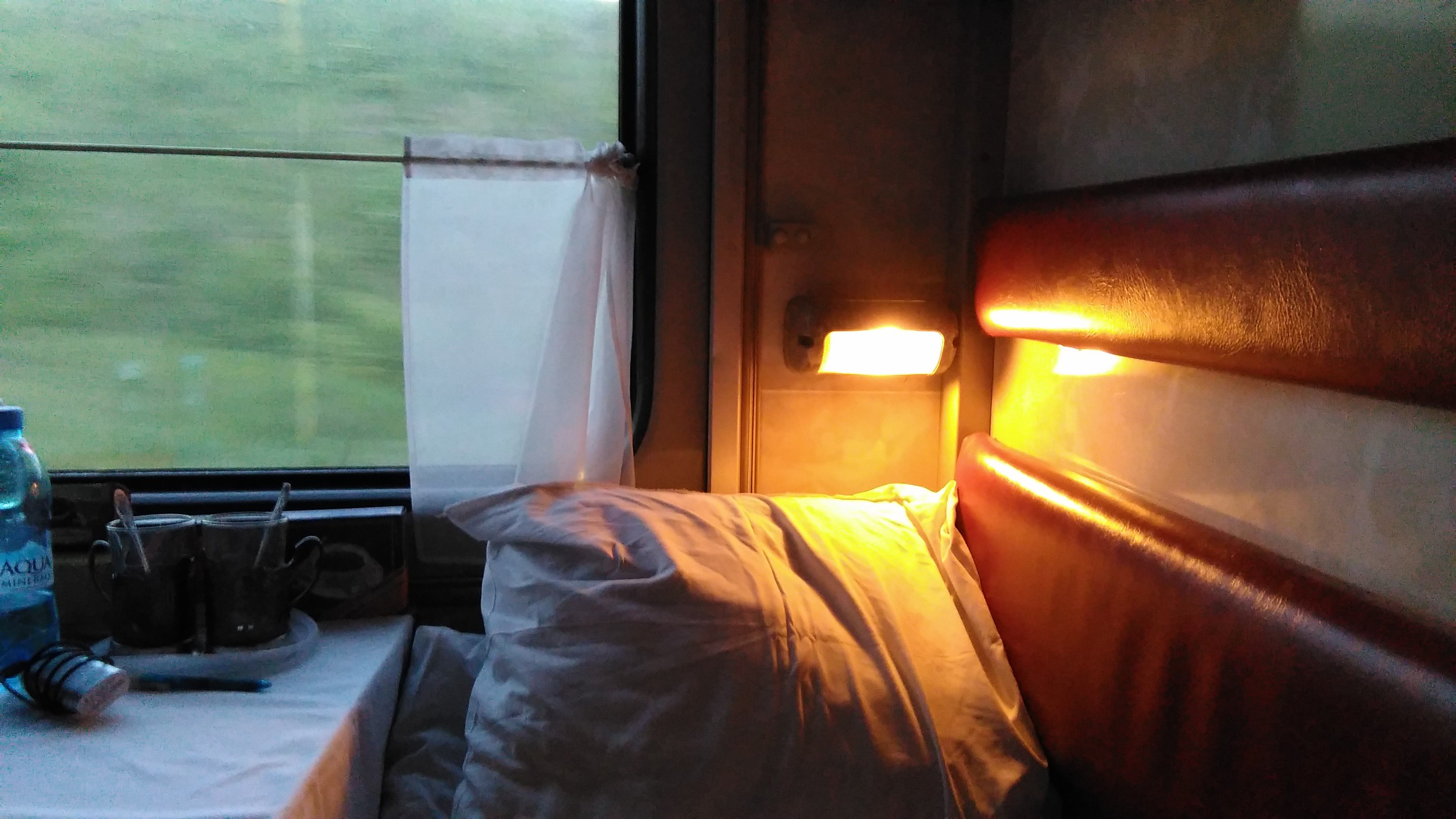 Поезд ночь спать. Купе в поезде. Окно поезда. Вид из окна поезда. Купе вагон в поезде.