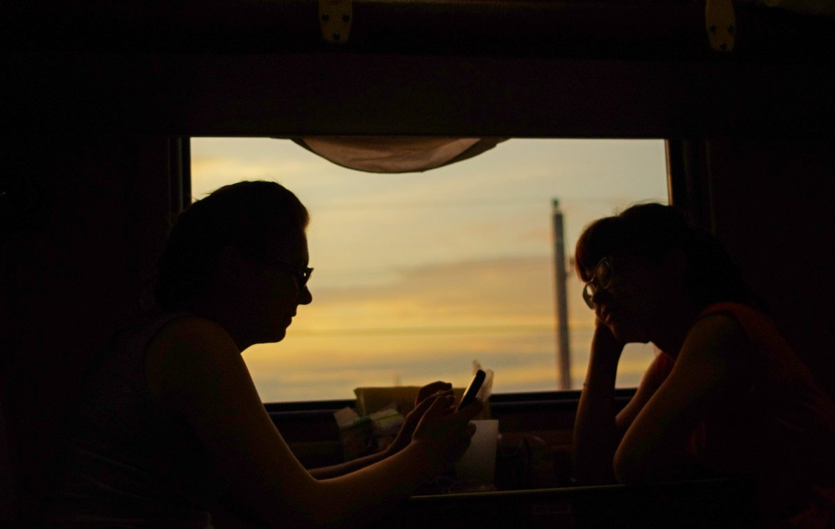Песня разговор в поезде. Разговор в поезде. Мужчина и женщина в поезде. Попутчики в поезде. Двое в поезде.