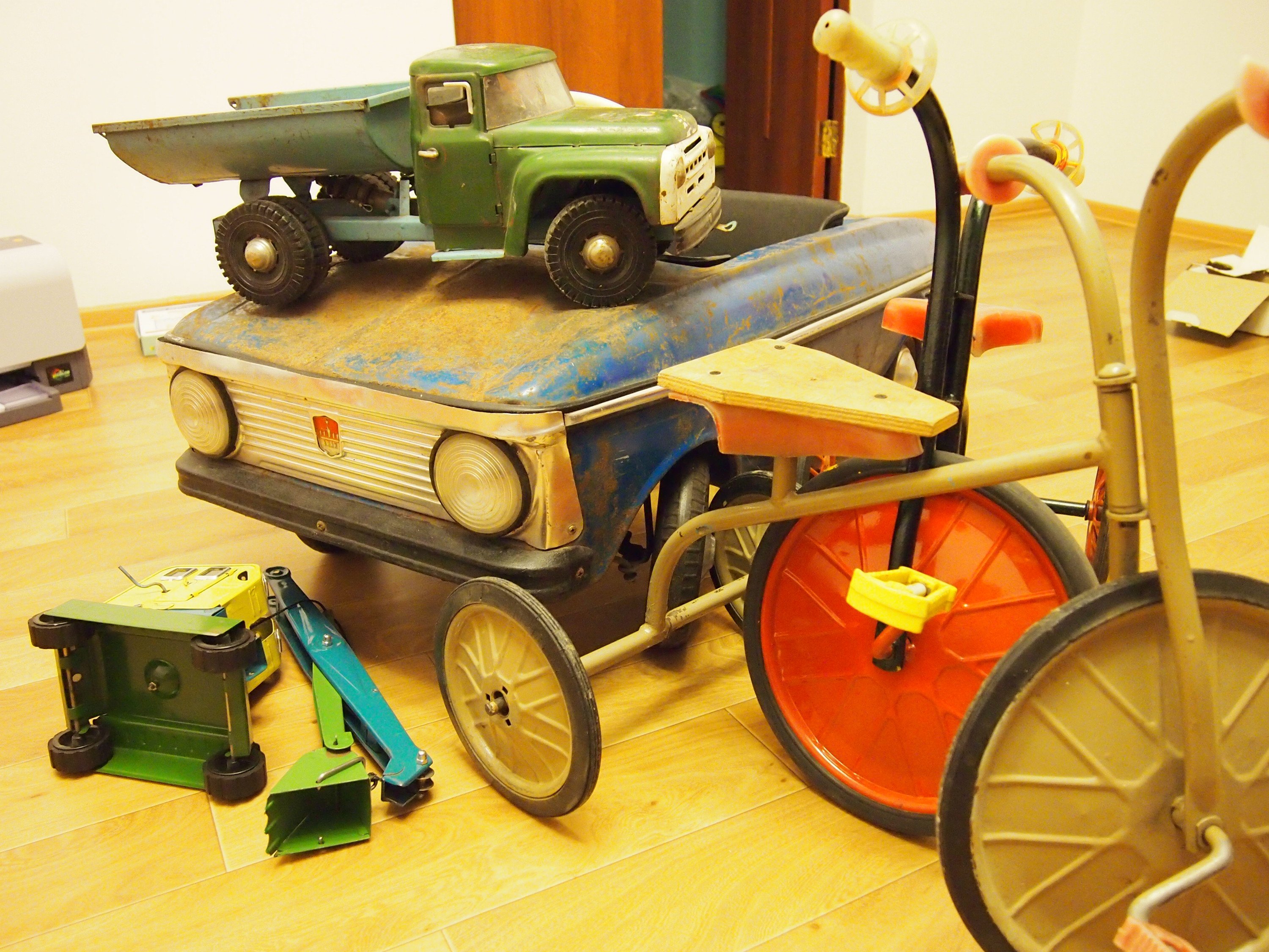 Детская машинка 60 годов. Советские детские игрушки. Советские машины игрушки. Советская машинка с педалями. Советская педальная машина.