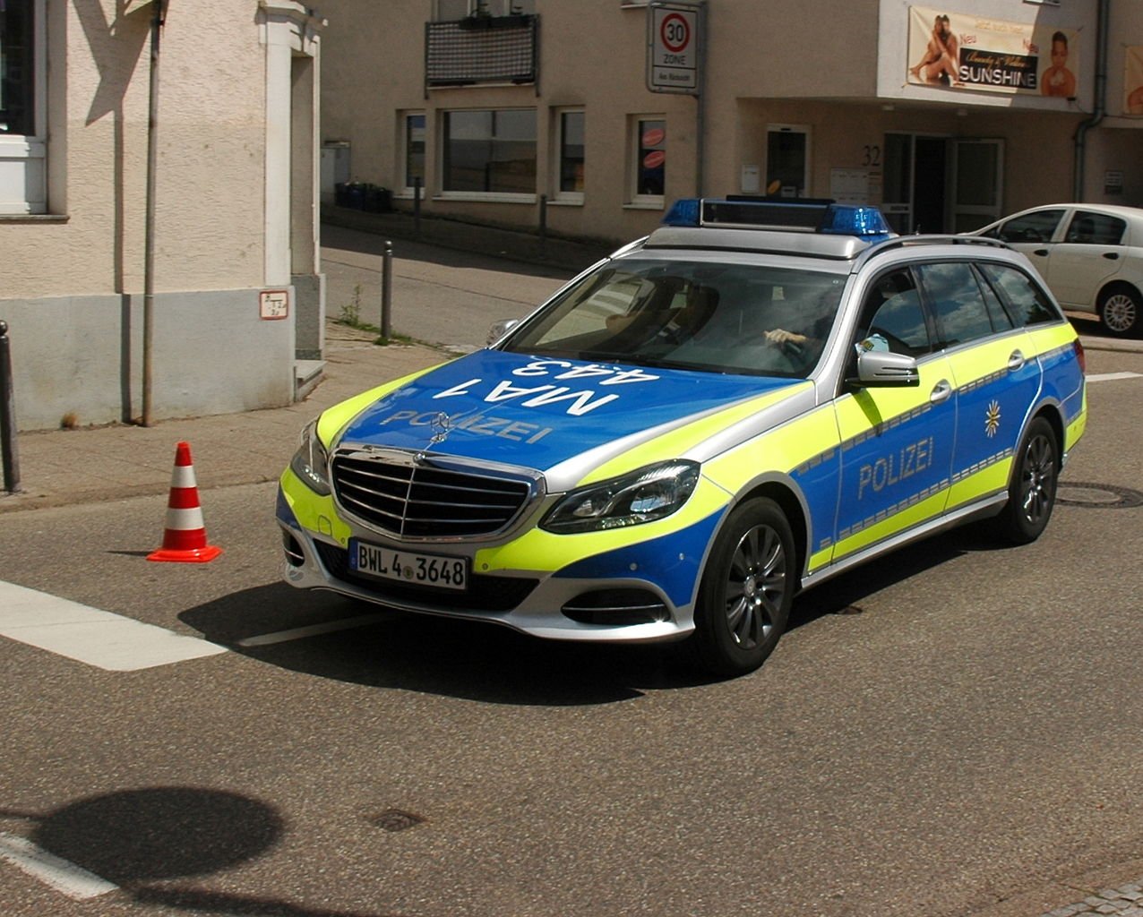 Зеленая полицейская машина. Mercedes-Benz Polizei. Мерседес Polizei. Полицейские автомобили ФРГ. Мерседес полиция Германии.