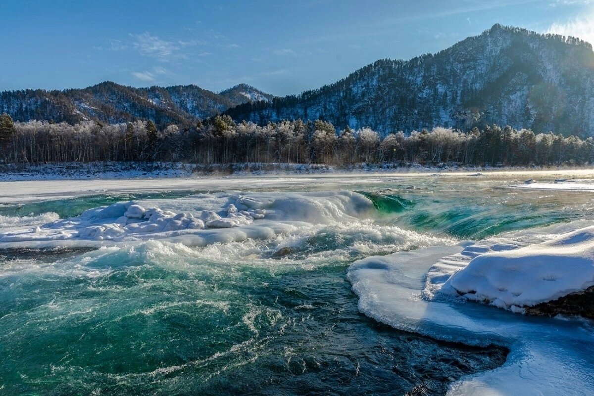 Бирюзовая Катунь река зимой
