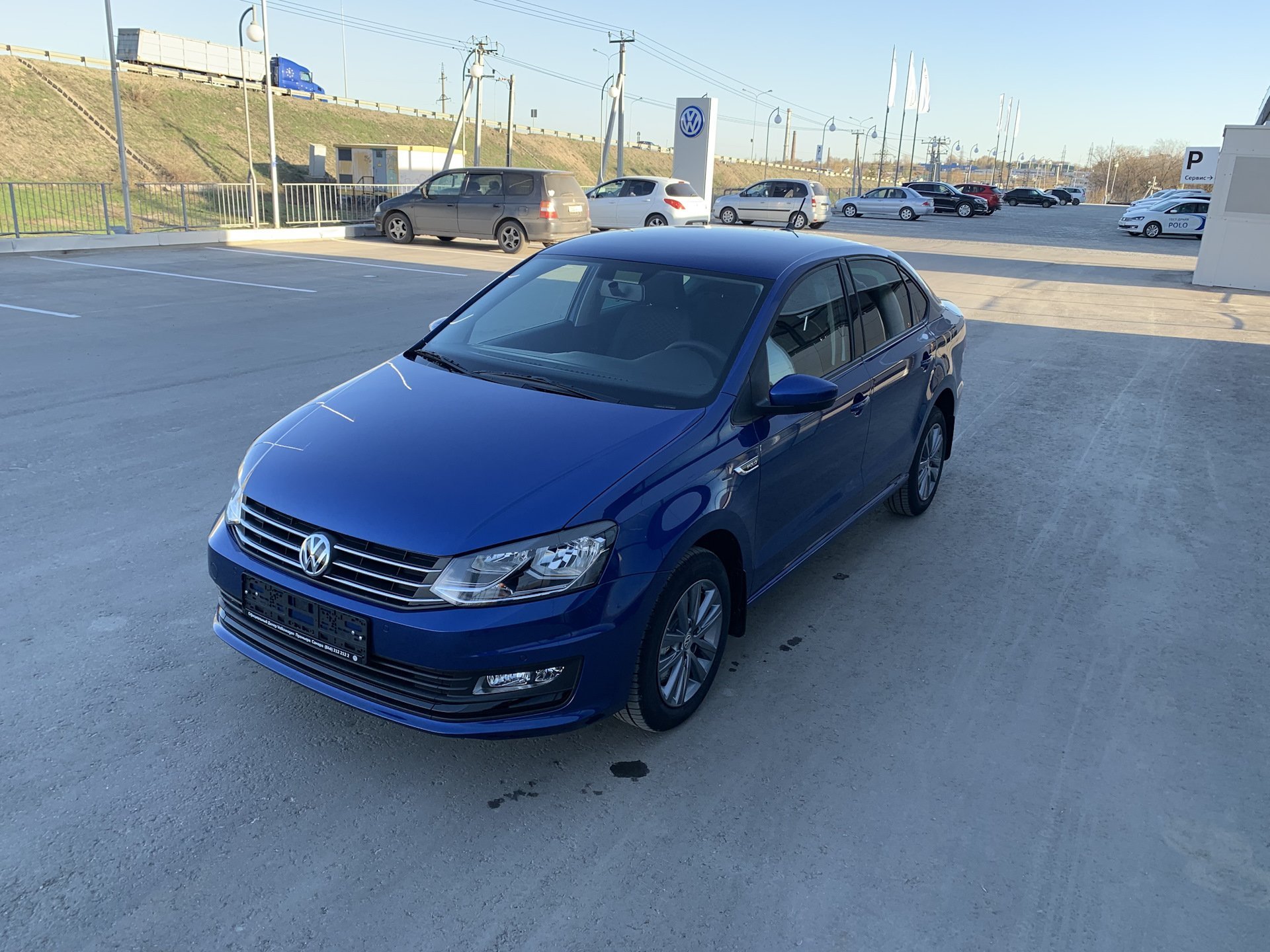 Volkswagen синий. Синий Volkswagen Polo sedan. Синий VW Polo sedan. Фольксваген поло 2018 седан синий. Темно синий Фольксваген поло седан.