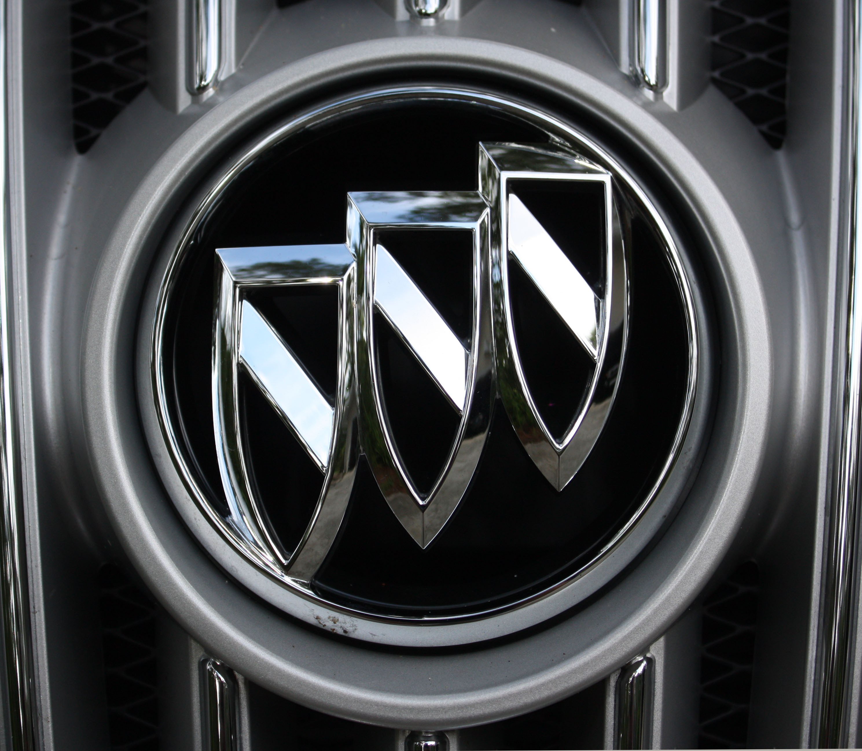 Машина три треугольника. Бьюик эмблема. Buick logo 2023. Buick марка. Buick logo 2022.