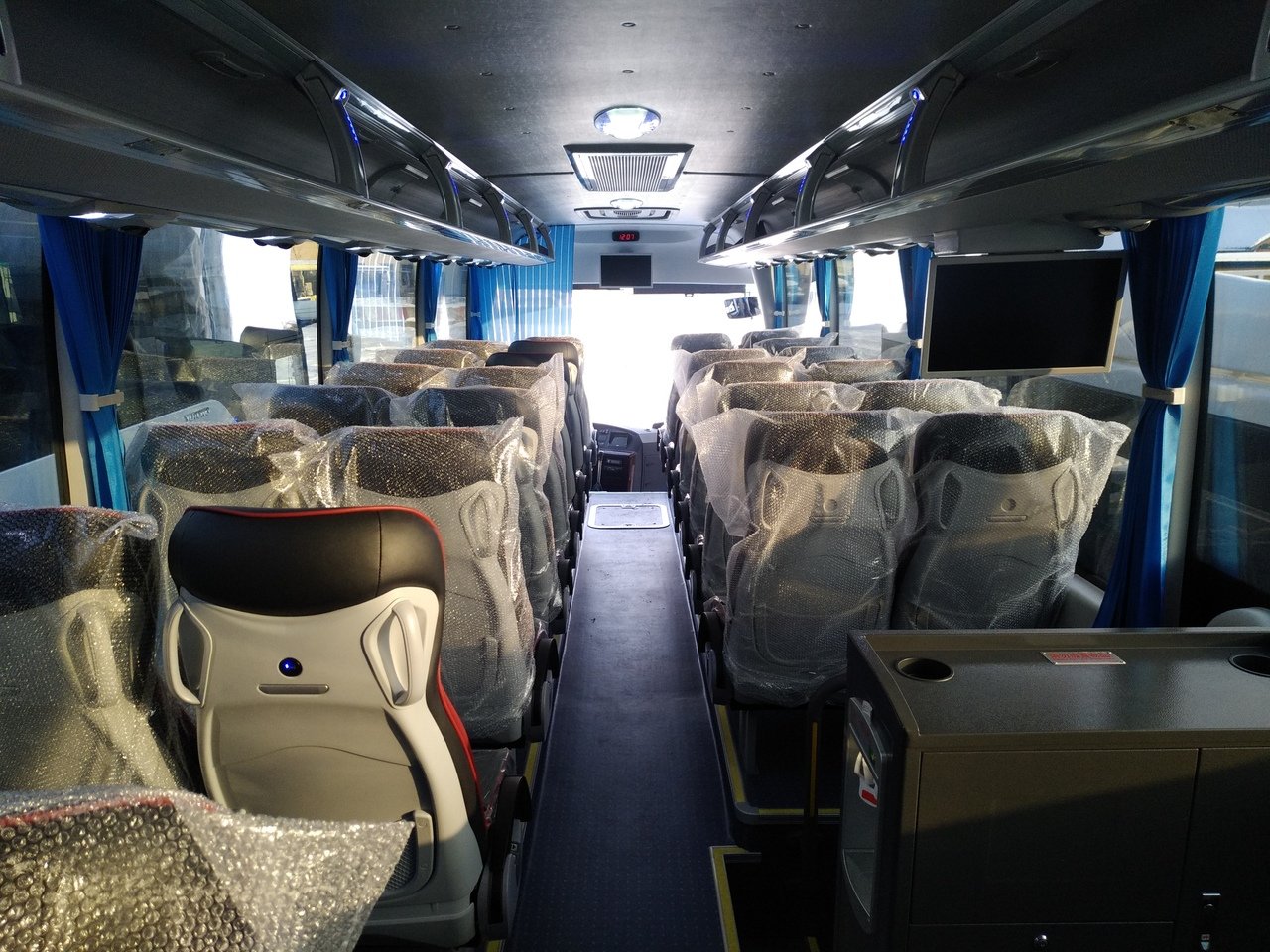 Автобус ютонг туристический бу. Yutong zk6122h9 салон. Yutong 6122h9 салон. Туристический автобус Ютонг 6122. Автобус Yutong zk6122h9.
