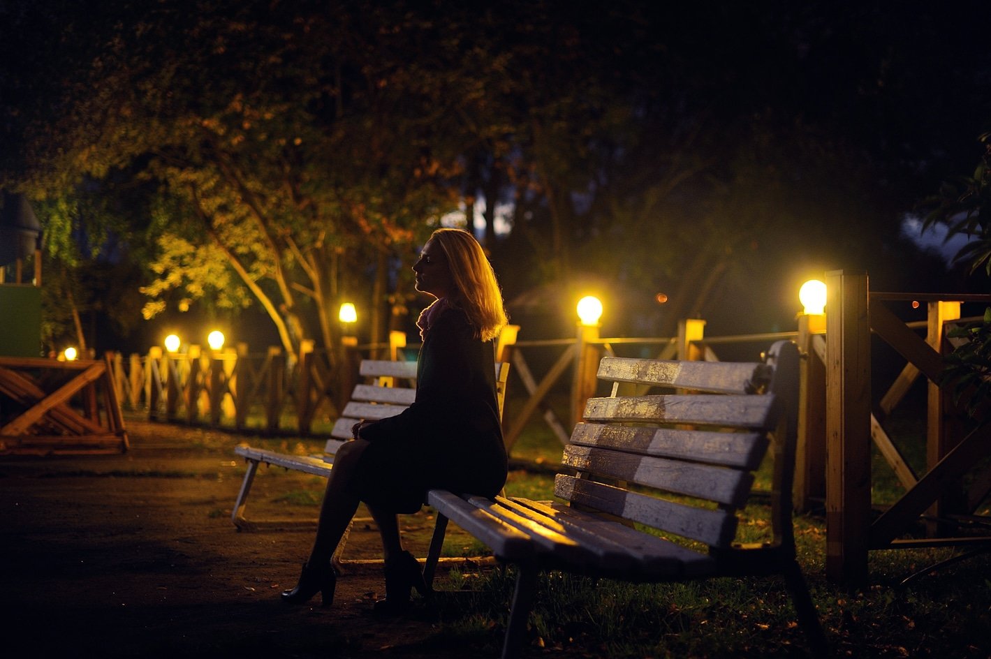 Девушка на 1 вечер. Девушка на скамейке в парке. Девушка в ночном городе. Прогулка вечером в парке. Девушка вечер город.