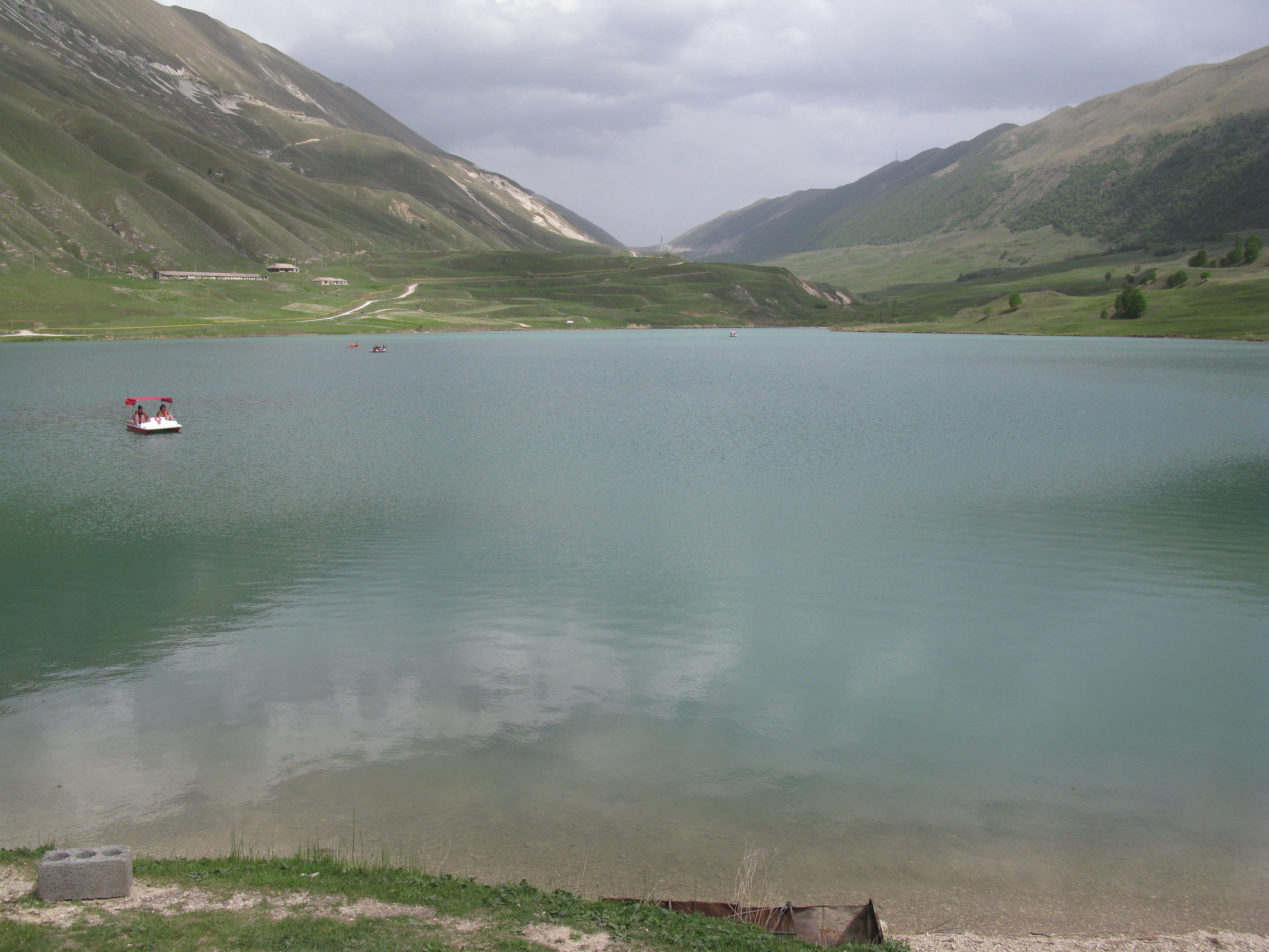 Озеро Мочох. Озеро Мочох в Дагестане. Озеро Мочох на карте. Высокогорное озеро. На каком материке расположено самое высокогорное озеро