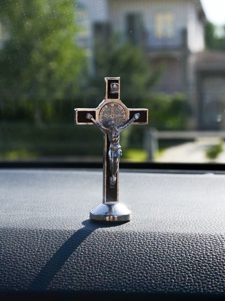 Марка машины в виде креста