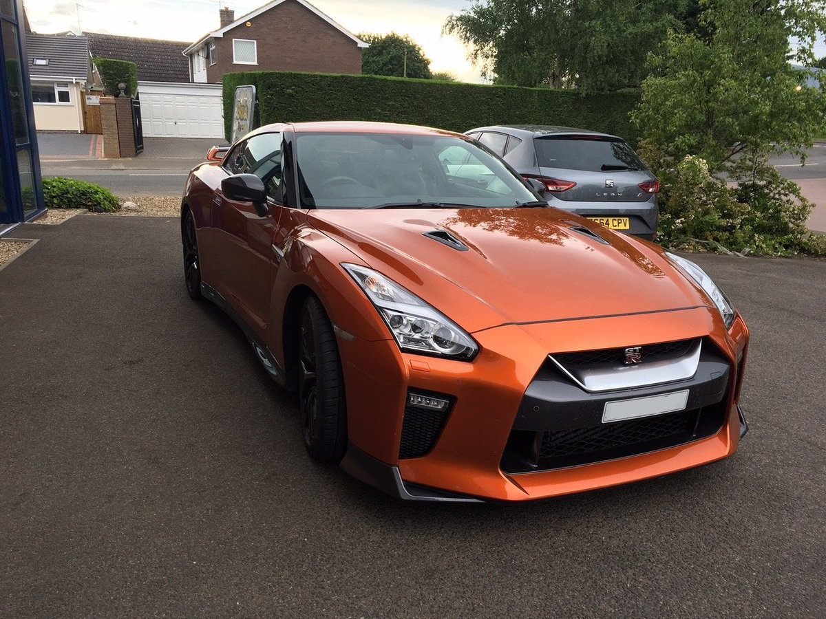 Nissan GTR 2017 оранжевый