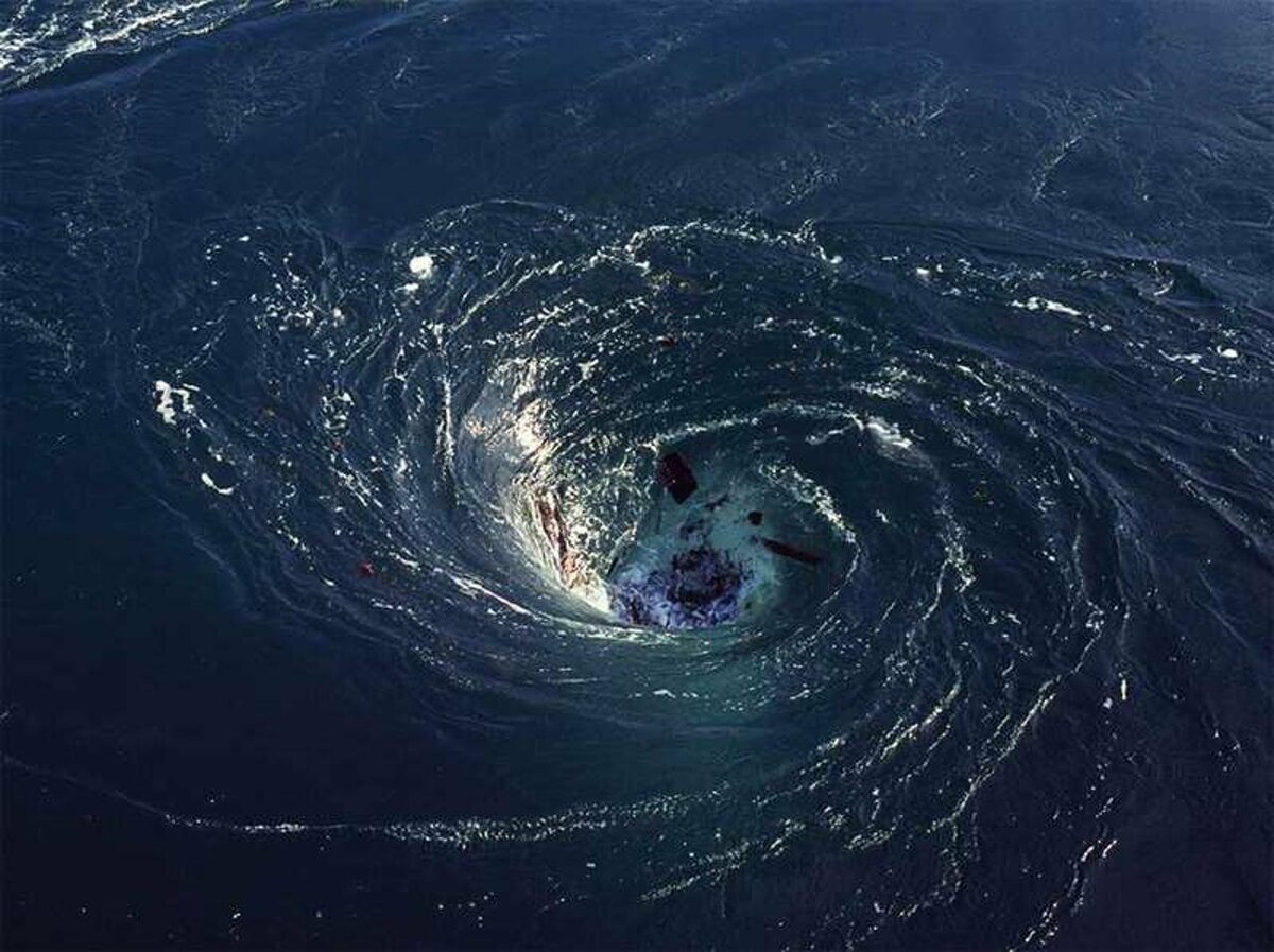 Мессинский пролив водовороты. Саргассово море Бермудский треугольник. Атлантический океан Бермудский треугольник. Водоворот мальстрём, Норвегия. На дне воздушного океана