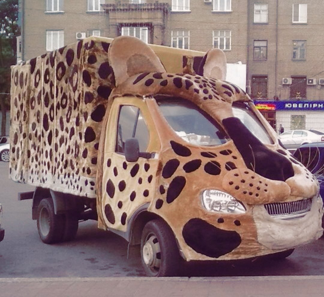 Машина с леопардом
