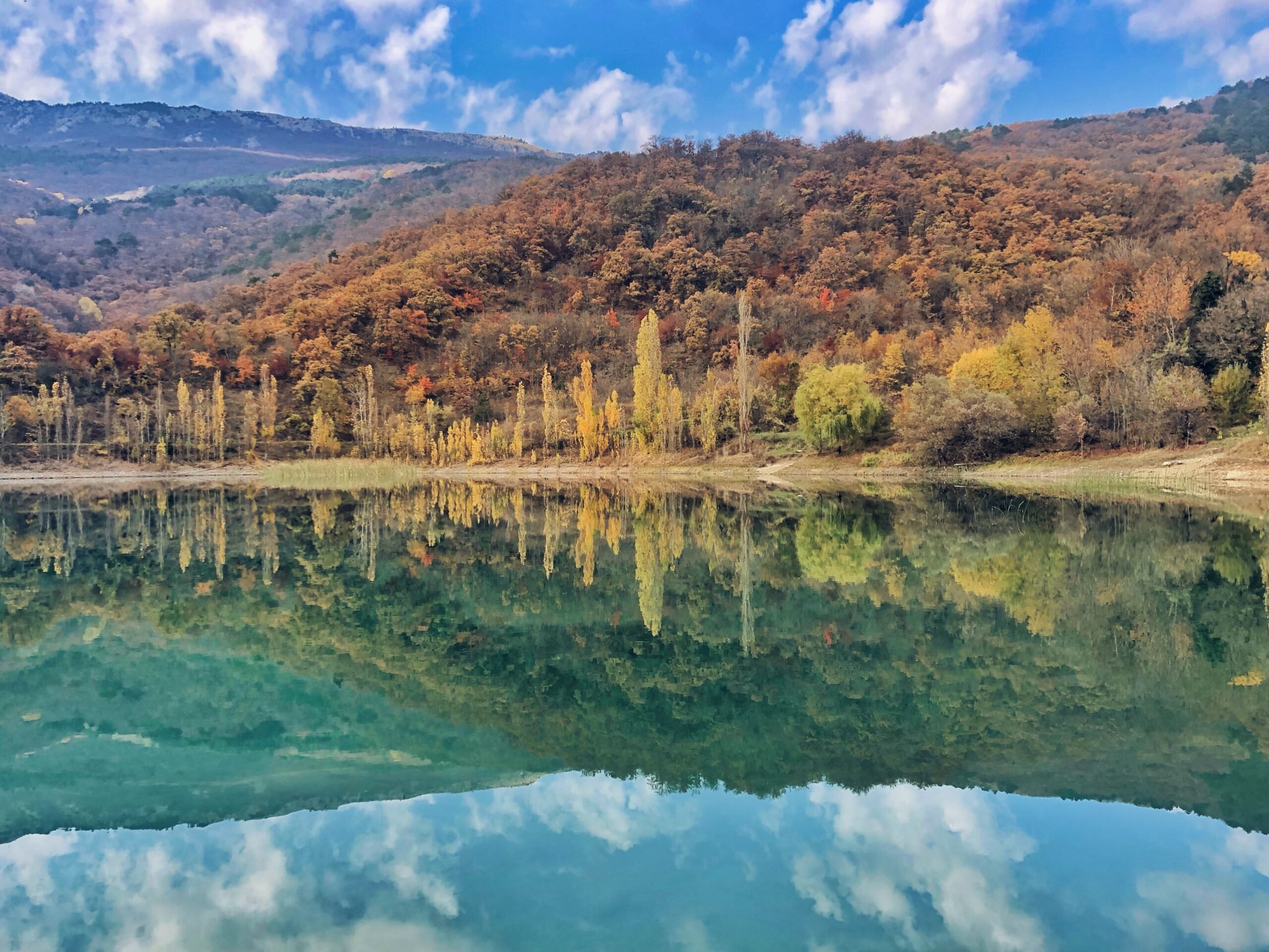 Голубое озеро Запрудное Алушта. Алушта Запрудное бирюзовое озеро. Озеро в Запрудном Крым. Солнечное озеро село Синапное.