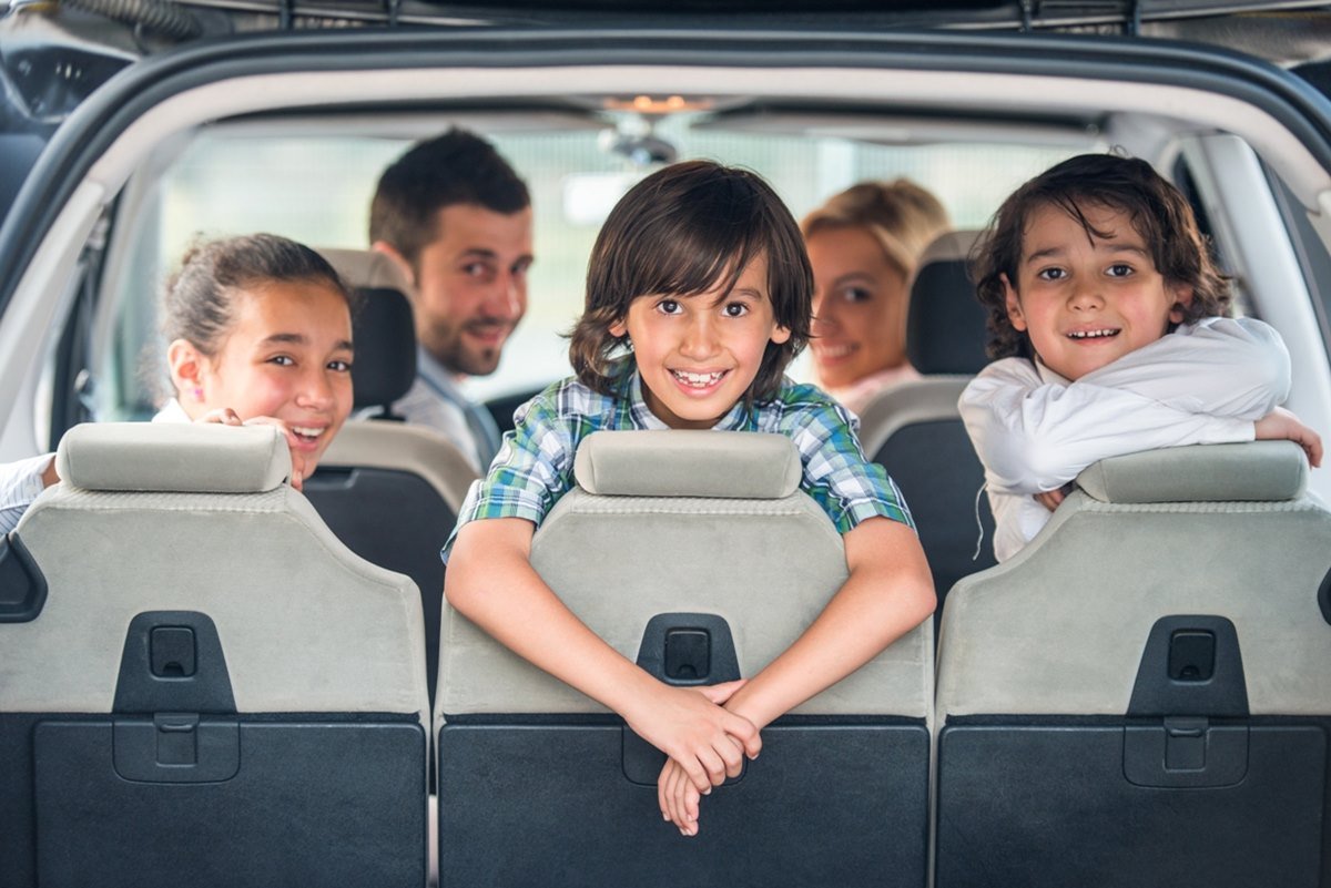 Сколько машин можно многодетной семье. Семейный автомобиль. Семья с автомобилем. Путешествие с семьей. Семейная машина для путешествий.