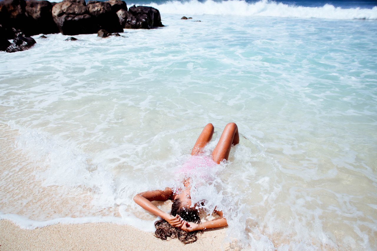 Девушка-море. Море пляж девушки. Лежит на пляже. Девушка лежит на пляже. Мама после пляжа
