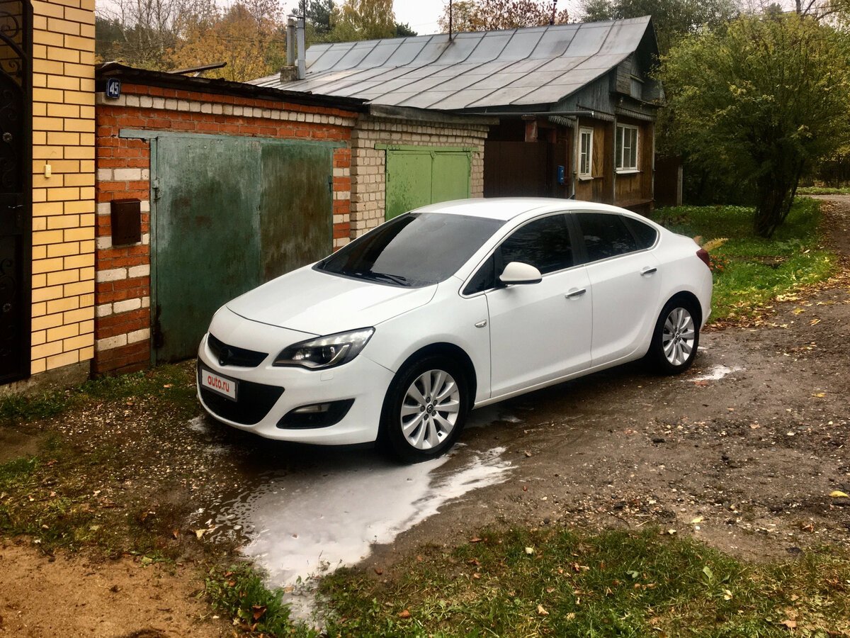Opel Astra j седан белый