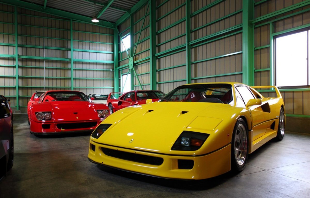 Ferrari f40 в гараже