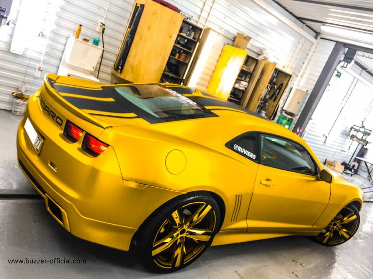 Chevrolet Camaro золотой