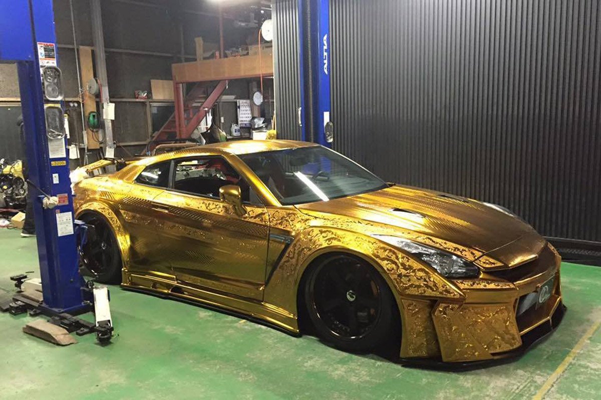 Nissan r35 золотой
