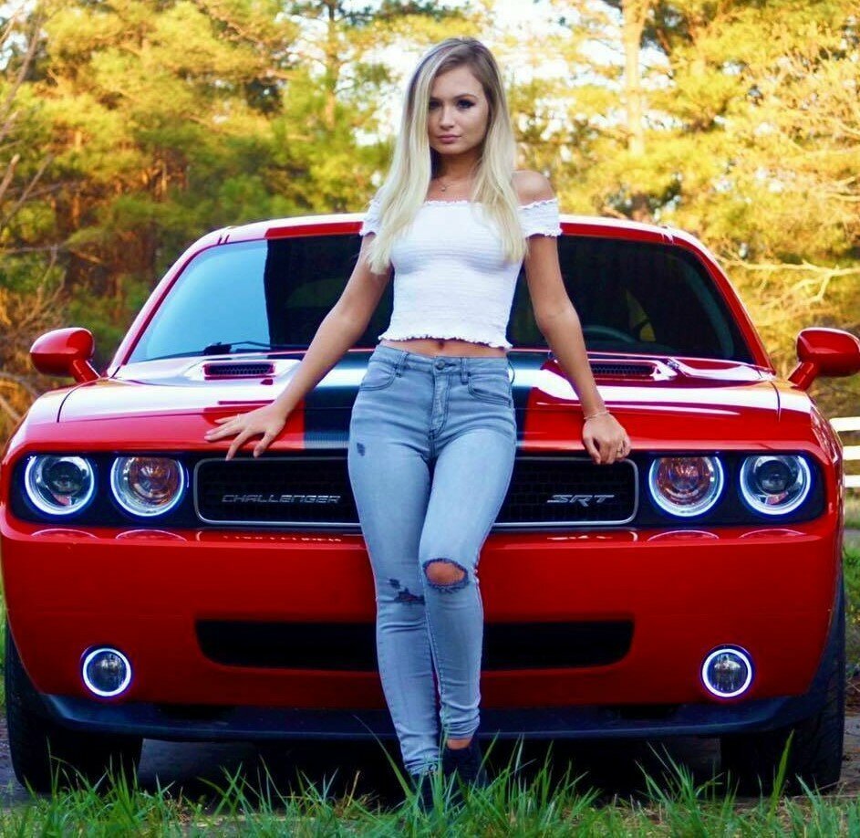 Dodge Challenger srt8 с девушкой
