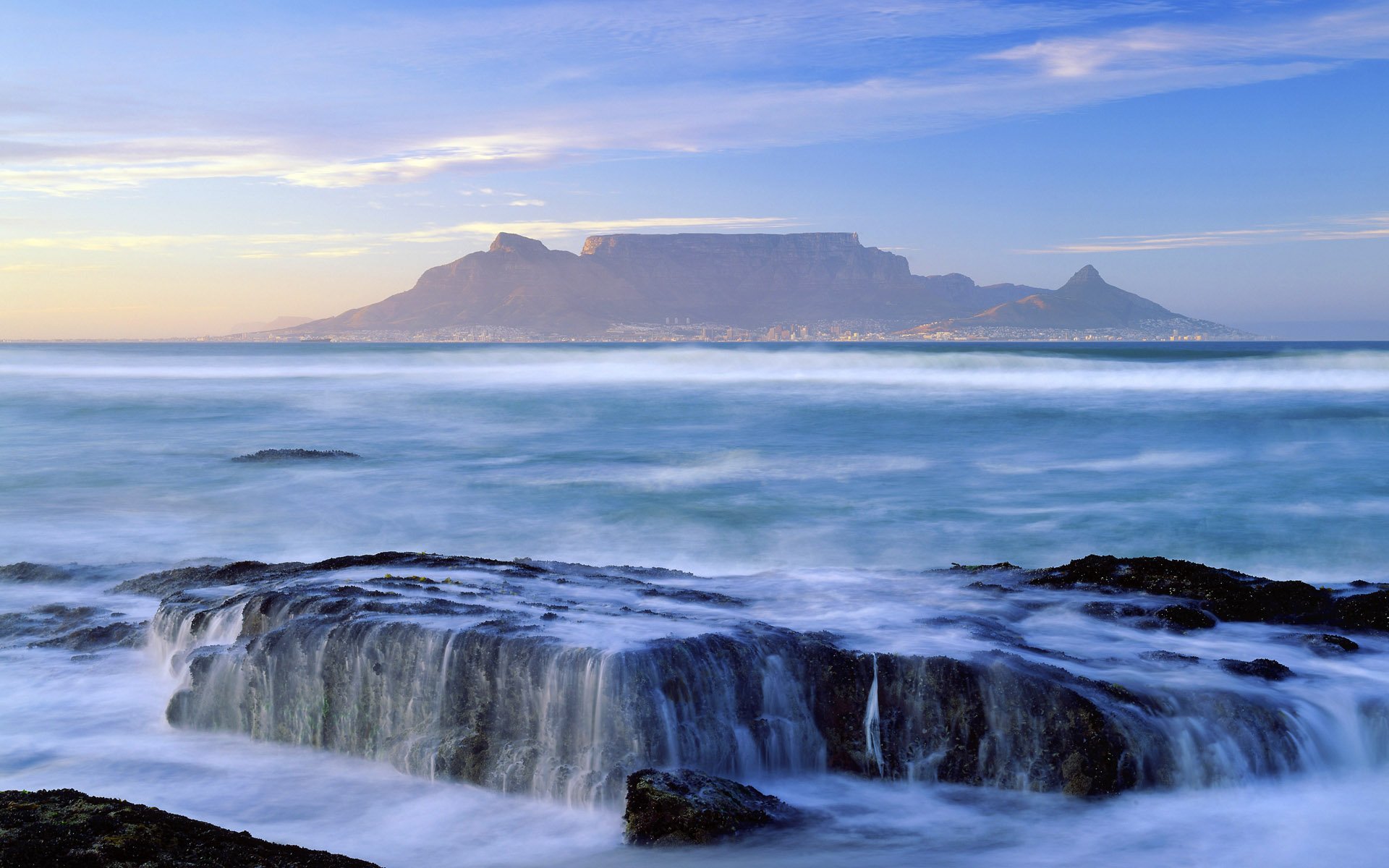 В африке есть океан. Национальный парк столовая гора в ЮАР. Столовая гора, Кейптаун, Южная Африка. Столовая гора Кейптаун. Кейптаун ЮАР океан.