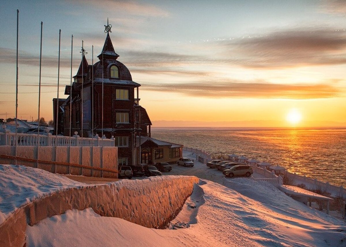 Поселок Листвянка на Байкале зимой