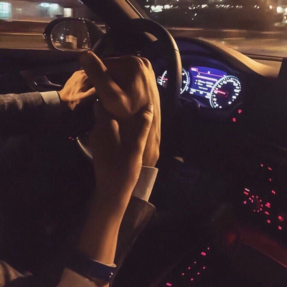 Парень с девушкой в машине
