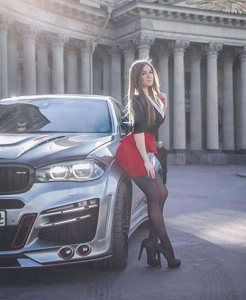 Соня Темникова с машиной BMW x6