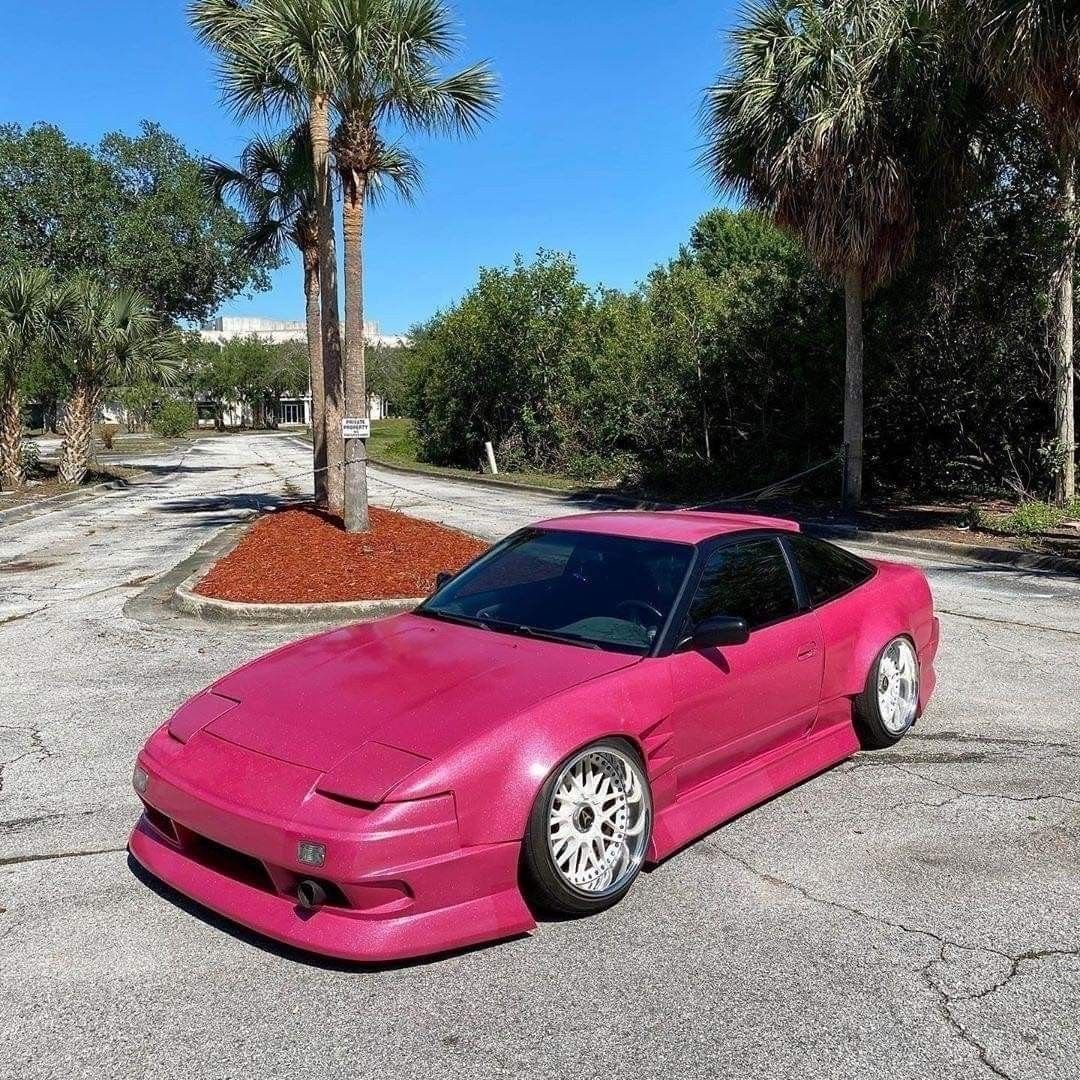 Розовая гоночная машина