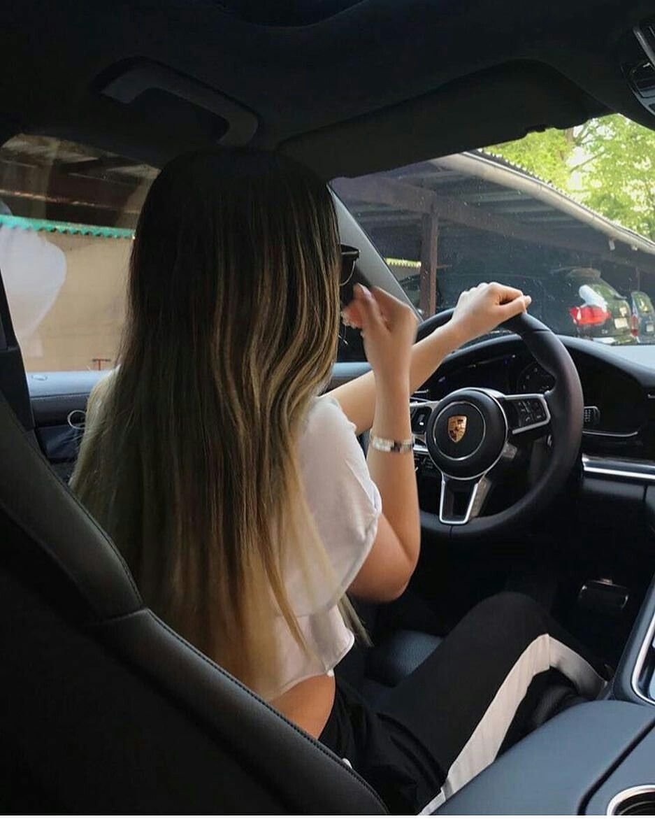 Девушка в салоне машины