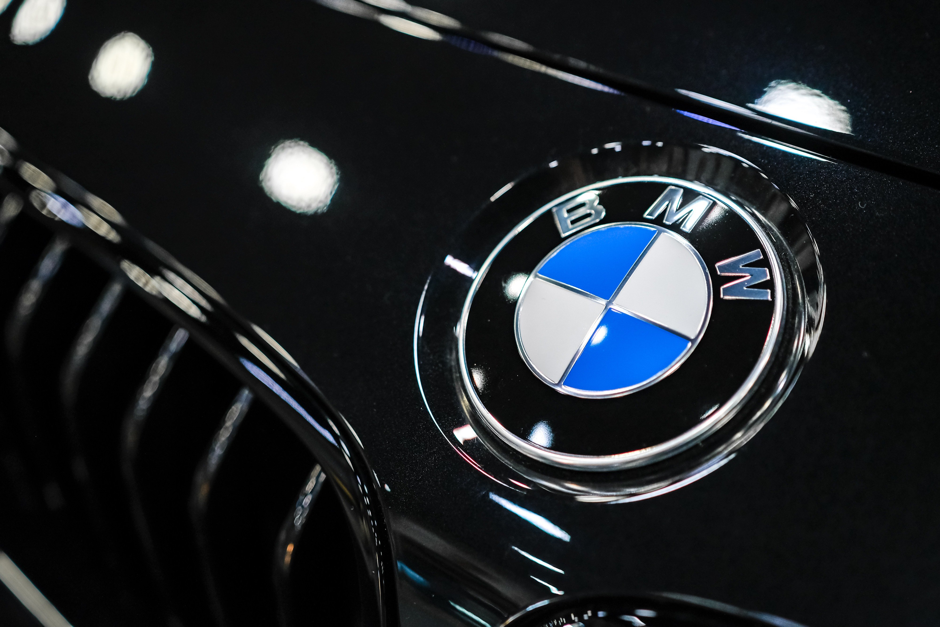 Юбилейный значок бмв. Значок BMW 2023. БМВ лого 2020. Лого БМВ 2022. BMW logo 2021.
