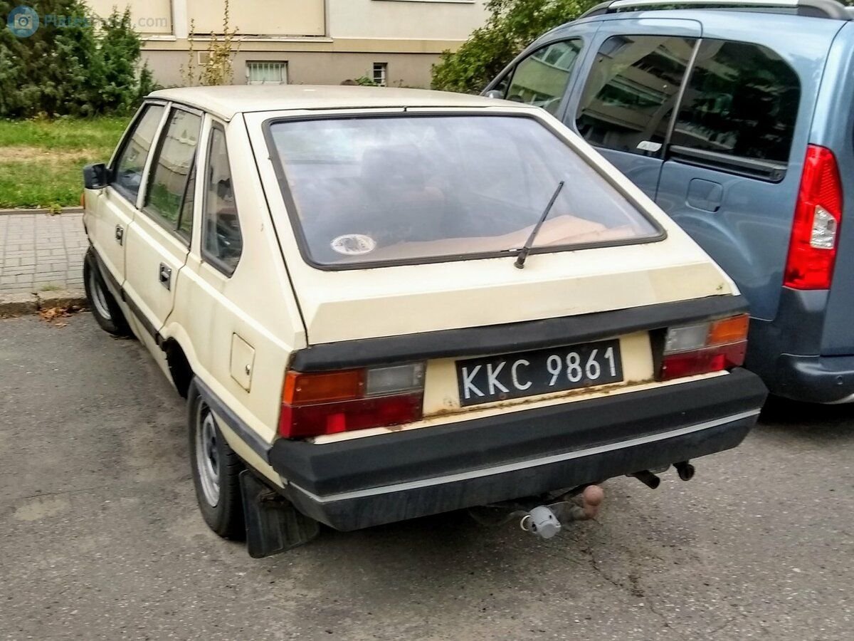 FSO Polonez вид сзади без шильдиков