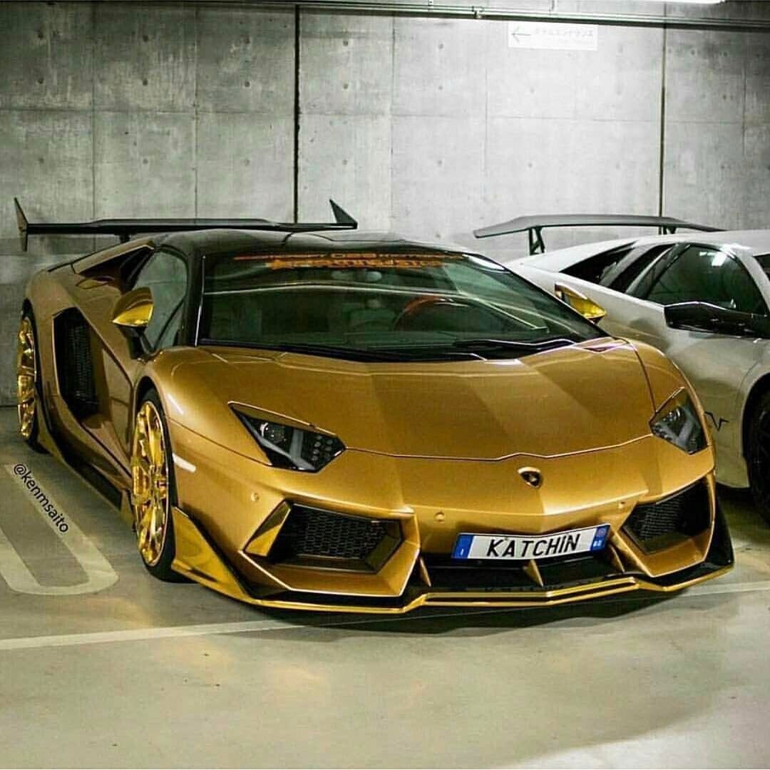Золотая Lamborghini Aventador