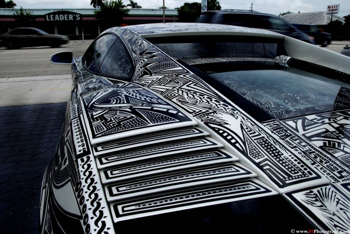 Узоры маркером на машине