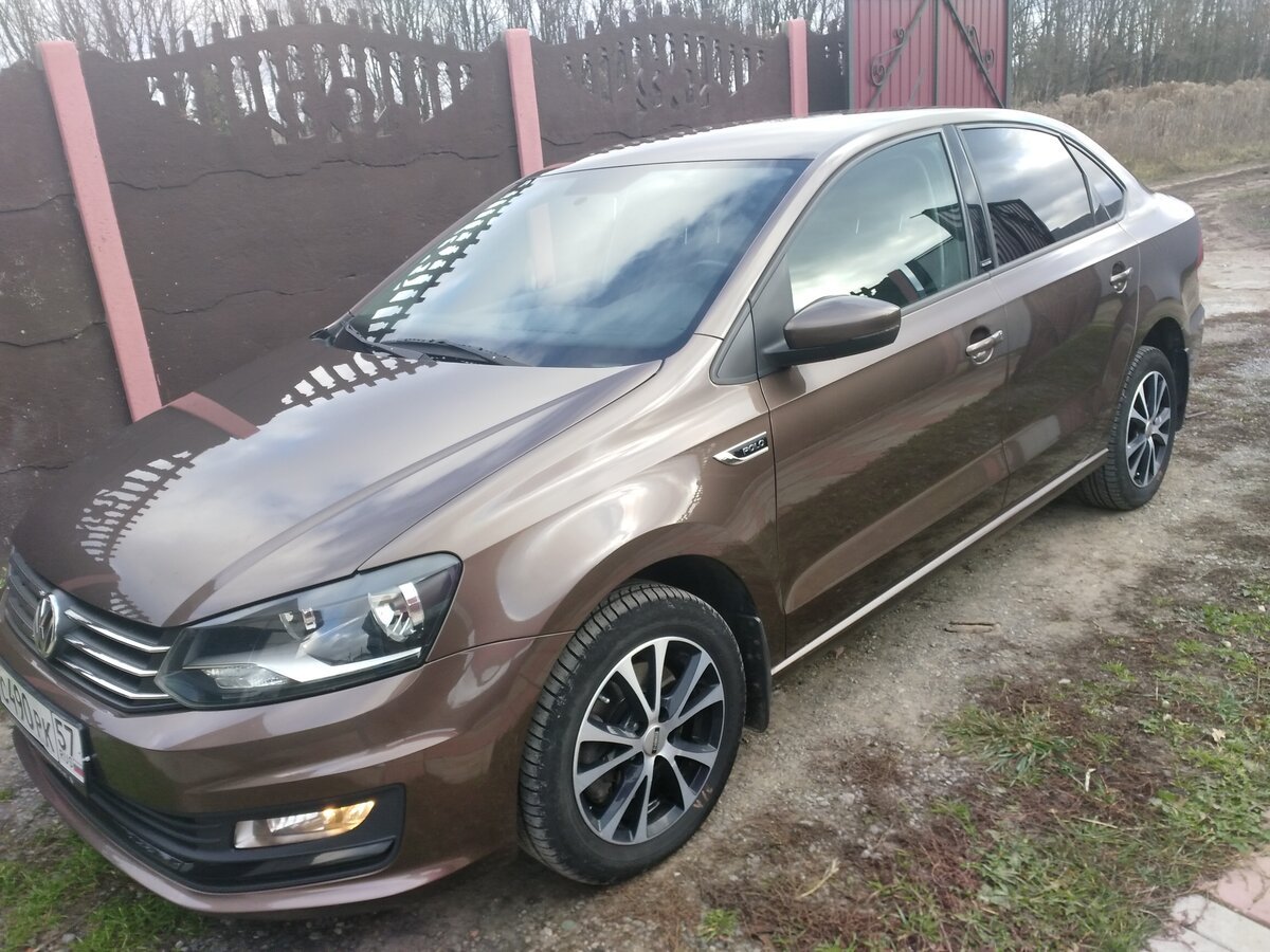 VW Polo 2016 коричневый
