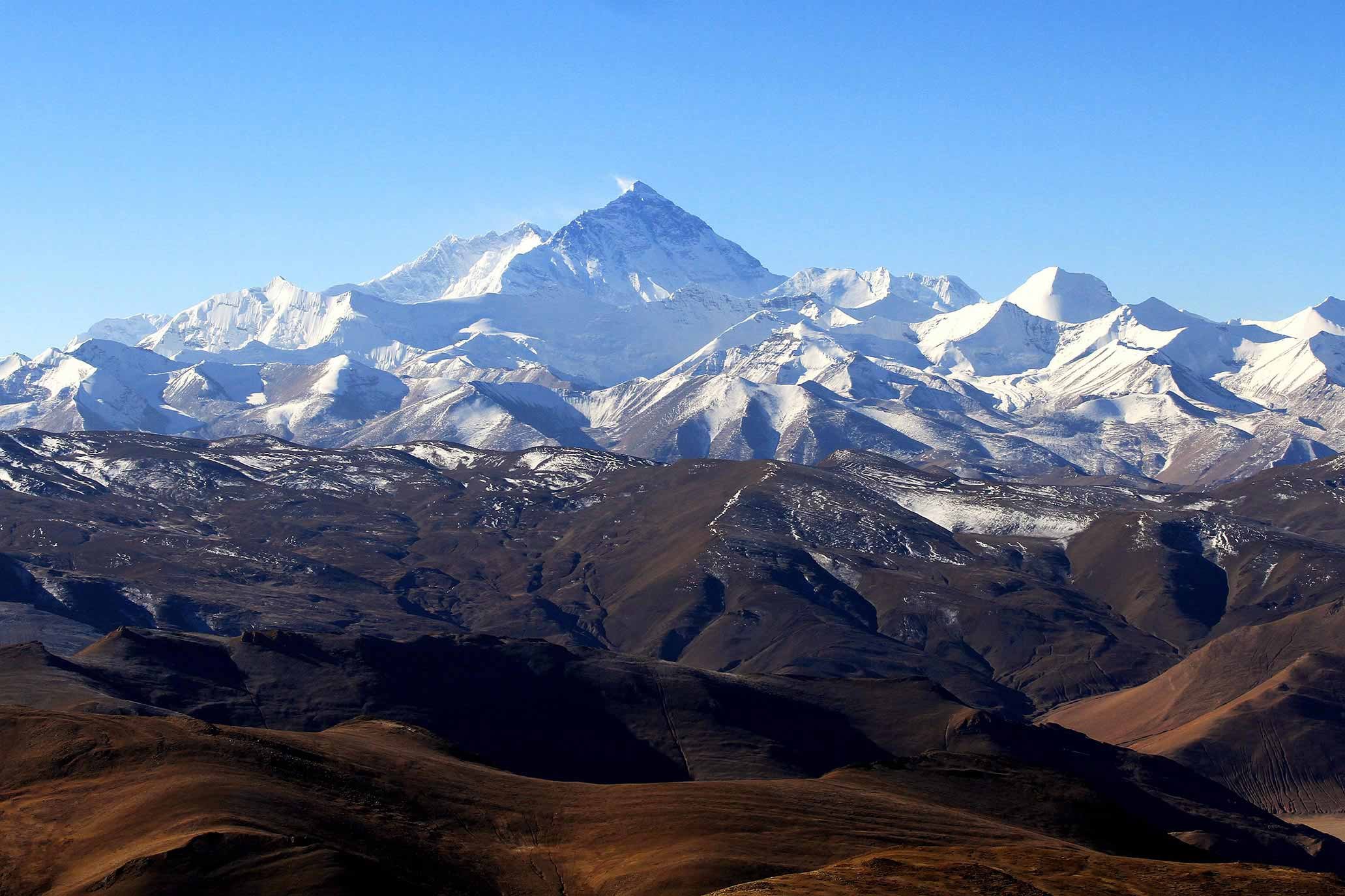 Пятнами гори. Гималаи Эверест Джомолунгма. Горы Казахстана Гималаи. Самая высокая гора в мире Джомолунгма. Гольцы горные вершины Альпы.