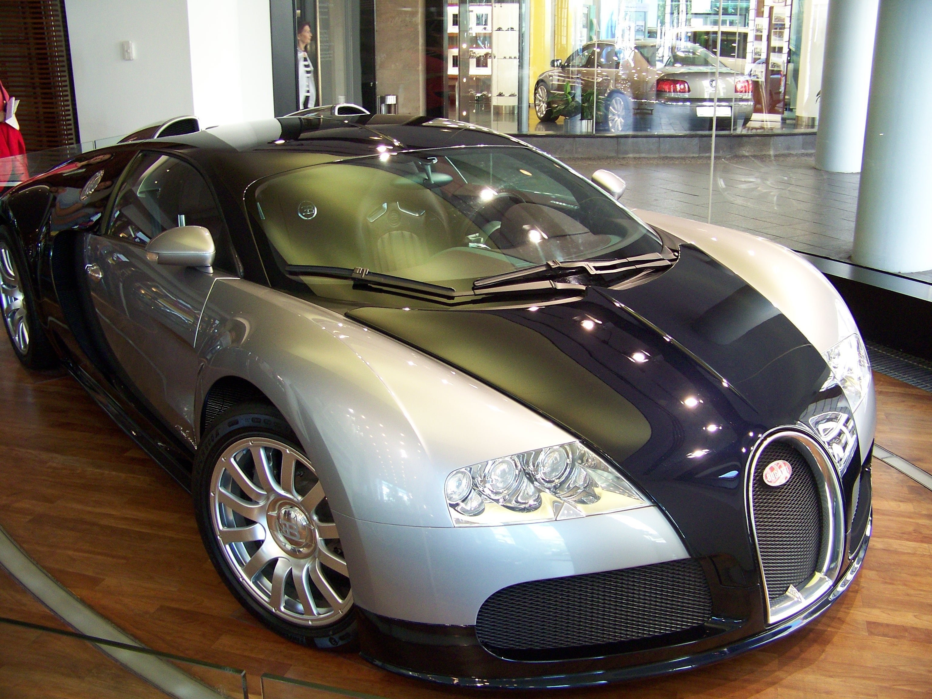 Сколько стоит автомобиль бугатти. Bugatti Veyron 2005. Бугатти Вейрон в Москве. Бугатти Вейрон 2010. Бугатти Вейрон 2005 года.