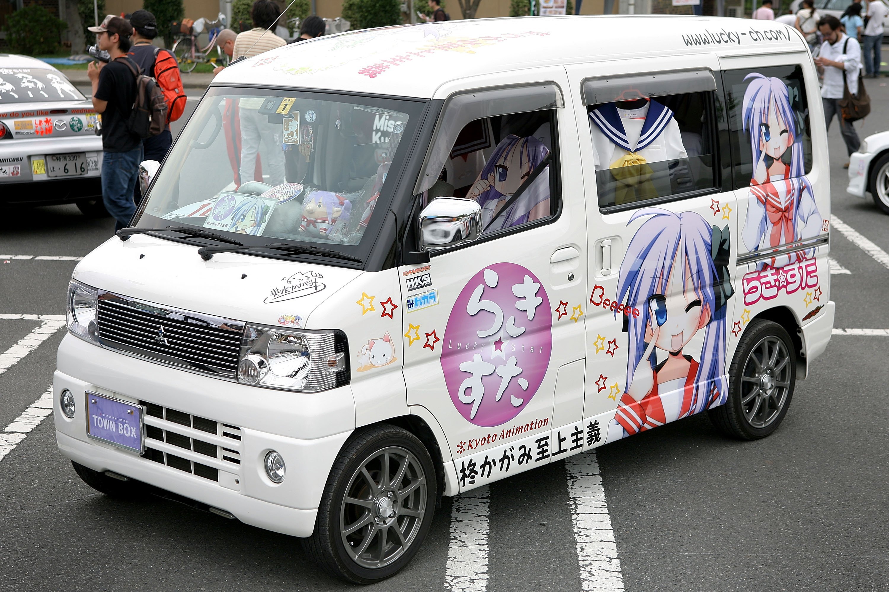 Авто из японии с 1 апреля. Van Itasha. Nissan Cube Itasha. Японец машина. Японские фургоны.