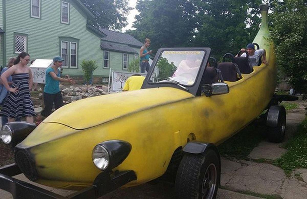 Banana car. Смешной кабриолет. Банан машина. Смешная машина банан. Авто банан прикол.