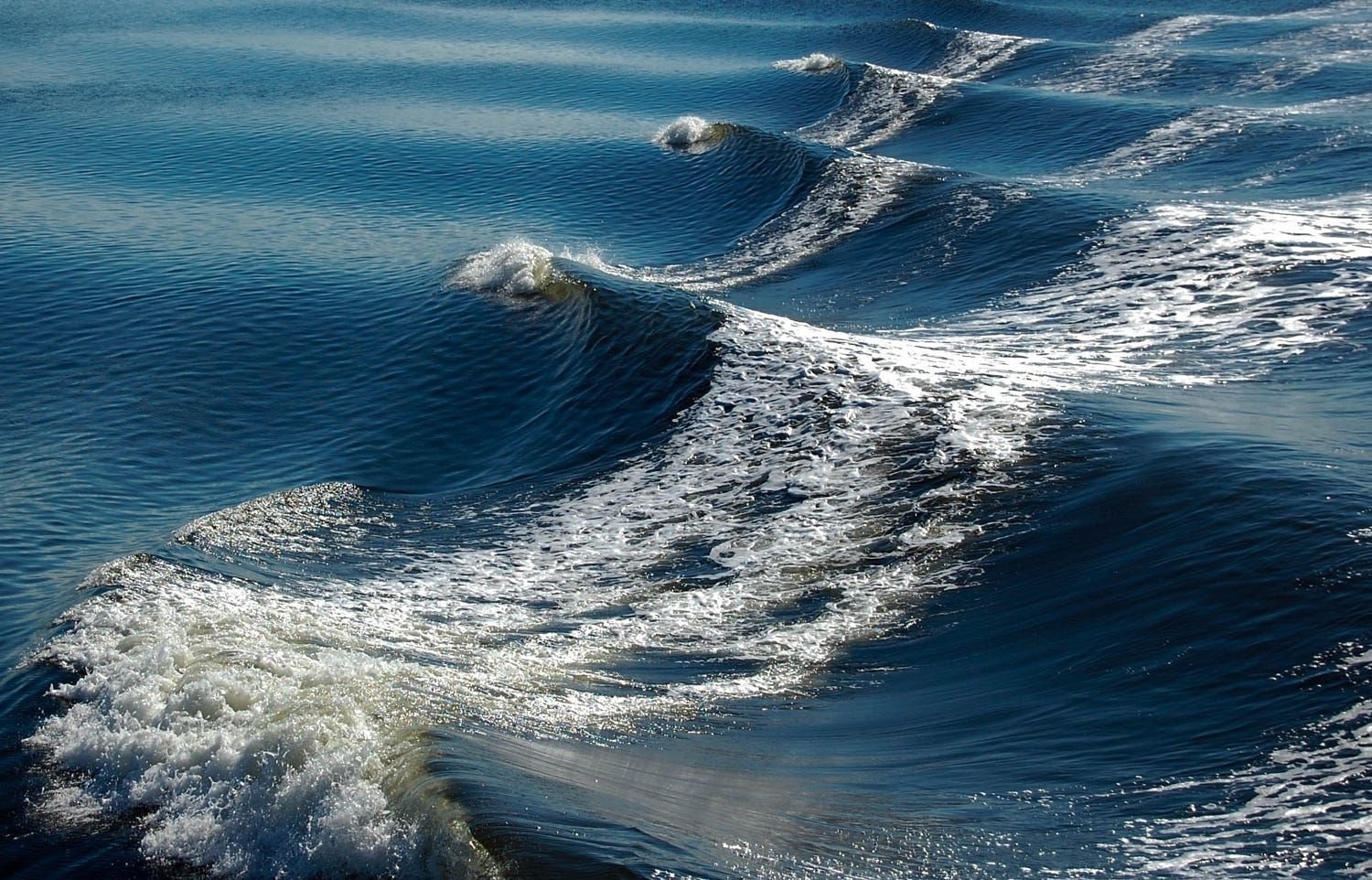 Поверхность течения в океане. Водоворот Сальстраумен. Гольфстрим водоворот. Речная волна. Океан волны.